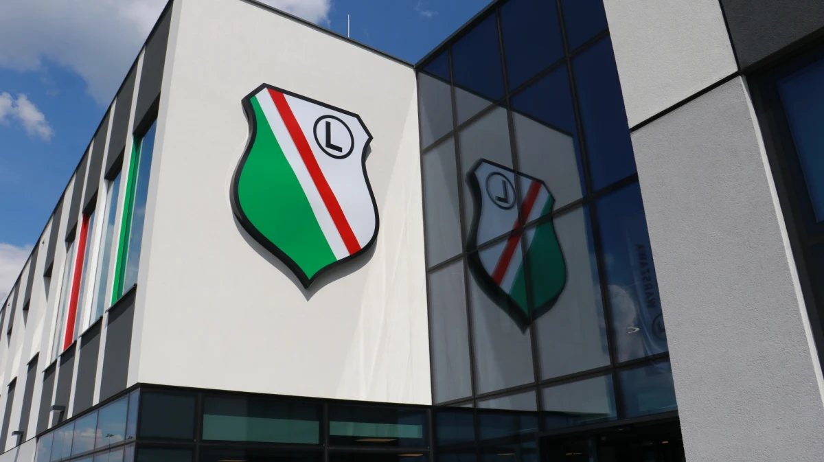Legia Warszawa ma nowe centrum treningowe. Inwestycja w Książenicach kosztowała ponad 80 milionów złotych. Legia Warszawa dysponuje teraz nowoczesnym centrum treningowym z sześcioma boiskami. Nowa infrastruktura, którą prezes Dariusz Mioduski nazywa „kolejnym projektem transformacyjnym dla Legii” ma ułatwić odnoszenie kolejnych sukcesów i zachęcić młodych piłkarzy, do związania się właśnie ze stołecznym klubem.