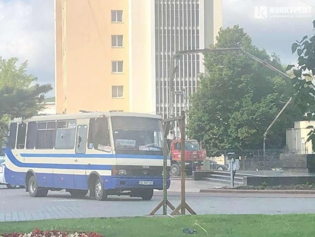 W Łucku na zachodzie Ukrainy mężczyzna przetrzymuje zakładników. To pasażerowie autobusu. Napastnik jest uzbrojony. Twierdzi, że ma przy sobie materiały wybuchowe i grozi wysadzeniem pojazdu w powietrze. Wśród pasażerów mają być kobiety w ciąży oraz dzieci. Na miejscu jest policyjny oddział specjalny. Trwają negocjacje z porywaczem. To Maksim Krywosz, o którym ukraińskie służby informują, że leczy się psychiatrycznie. W opublikowanym w internecie nagraniu porywacz żąda od najważniejszych osób w państwie, w tym prezydenta "przyznania się do tego, że są terrorystami".  