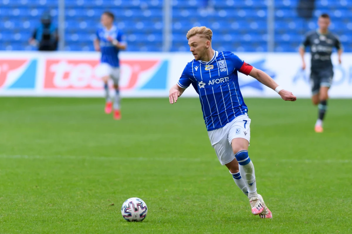 W minionym sezonie Ekstraklasy kluby musiały w składach mieć jednego młodzieżowca. Przepis, który początkowo dzielił piłkarskie środowisko okazał się jednak ciekawym i dobrym pomysłem. W niektórych klubach pozwolił wykreować ciekawych zawodników. W innych grało nawet więcej młodych piłkarzy niż wymagają tego przepisy. Młodzieżowcy strzelili w lidze ponad 100 bramek. 