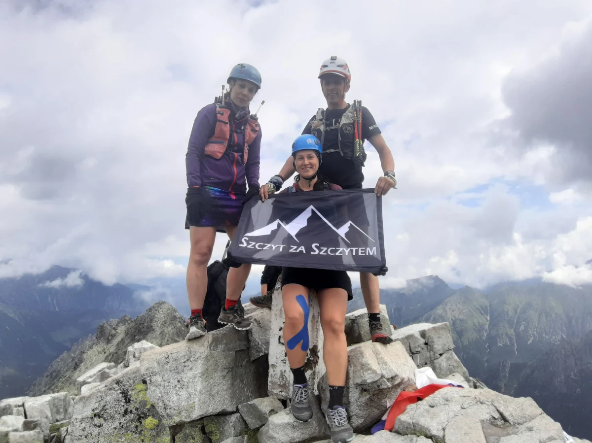 Rysy - najwyższy szczyt Polski - zdobyty. Trójka biegaczy z Warszawy od poniedziałku biegnie przez trzydzieści trzy najwyższe góry naszego kraju. "Walczymy z opóźnieniami i problemami technicznymi" - mówią biegacze w rozmowie z RMF FM. 