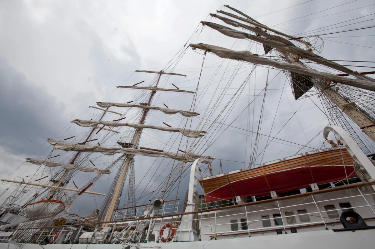 W czwartek przeprowadzona ma zostać sekcja zwłok 19-latka, który w poniedziałek zginął na pokładzie słynnego Daru Młodzieży. Mężczyzna pochodzący ze Szczecina do połowy sierpnia miał odbywać praktyki na żaglowcu. Uniwersytet Morski w Gdyni w oświadczeniu zamieszczonym na stronie uczelni, podkreśla, że "na wyraźną prośbę rodziny, unika spekulacji na temat stanu zdrowia psychicznego ucznia i okoliczności Jego śmierci". 