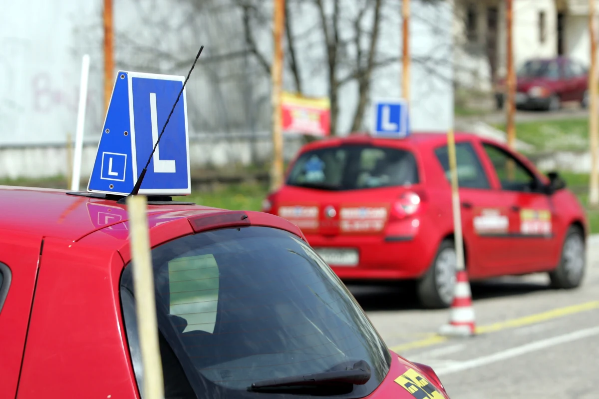Po potwierdzeniu zakażenia SARS-CoV-2 u jednej z egzaminatorek Wojewódzki Ośrodek Ruchu Drogowego w Poznaniu zawiesił działalność do odwołania. Według wstępnych ustaleń ok. 20 osób zostanie poddanych kwarantannie.