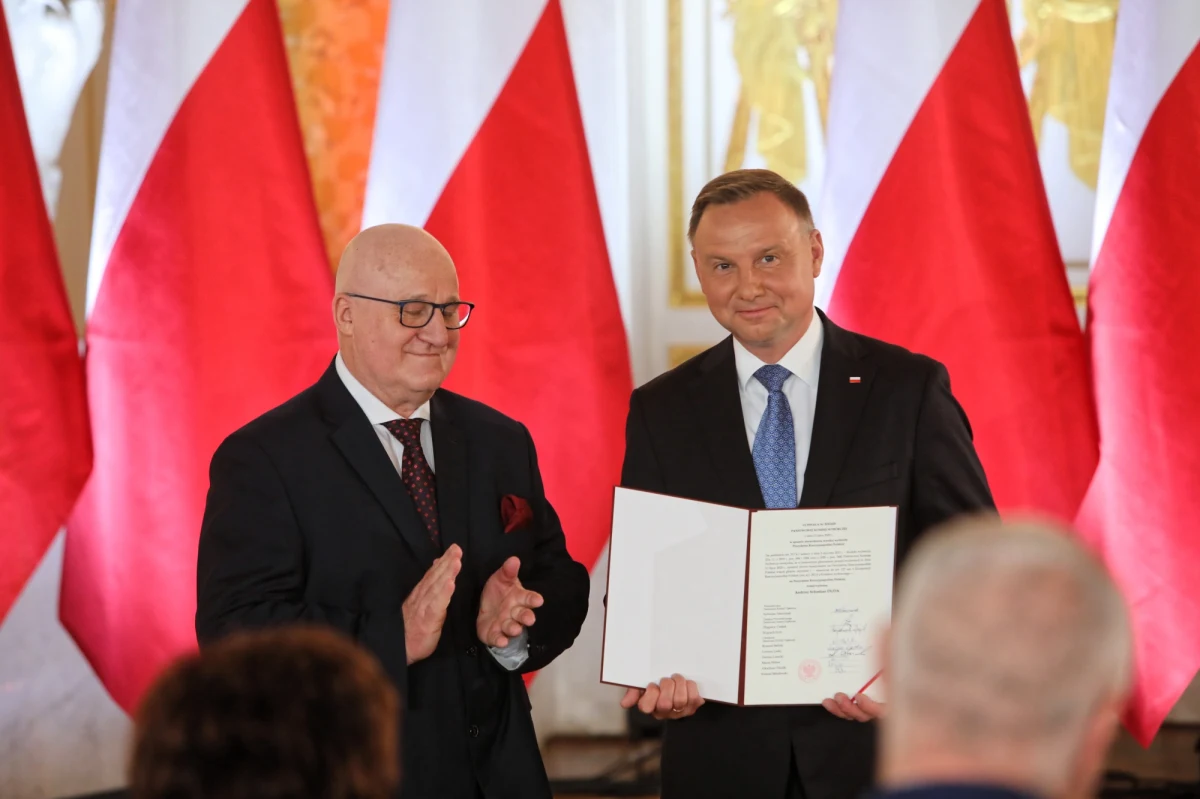 Andrzej Duda odebrał uchwałę Państwowej Komisji Wyborczej o wyborze go na prezydenta. 6 sierpnia złoży przed Zgromadzeniem Narodowym w Sejmie przysięgę i obejmie urząd prezydenta RP na drugą kadencję.