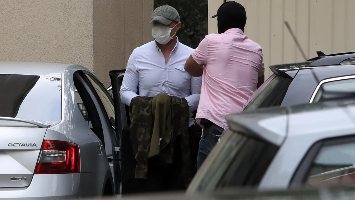 Zarzut kierowania zorganizowaną grupą przestępczą czerpiącą korzyści z korupcji - usłyszał we wtorek w warszawskiej prokuraturze Sławomir Nowak, były minister transportu został tam doprowadzony rano, po godzinie ósmej. Jego przesłuchanie zakończyło się po godz. 12. Zatrzymani razem z nim: Dariusz Z. i Jacek P. usłyszeli zarzuty udziału w zorganizowanej grupie przestępczej, prania brudnych pieniędzy oraz przyjmowania korzyści majątkowych. Prokuratura skierowała do sądu wnioski o areszt dla całej trójki.