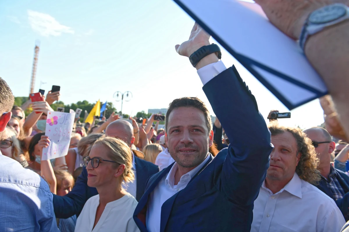 Rafał Trzaskowski powinien nadal działać w Platformie Obywatelskiej: tak uważa ponad 47 procent Polaków, pytanych w najnowszym sondażu United Surveys dla RMF FM i "Dziennika Gazety Prawnej". Blisko 42 procent jest natomiast zdania, że wiceszef PO i niedawny kandydat Koalicji Obywatelskiej na prezydenta powinien założyć nowy ruch bądź ugrupowanie polityczne. Pozostanie w Platformie podpowiadają Trzaskowskiemu przede wszystkim wyborcy PiS i PSL. Zwolennicy Lewicy, Koalicji Obywatelskiej i Konfederacji w większości uważają, że wiceszef PO powinien stanąć na czele nowego ruchu bądź ugrupowania.