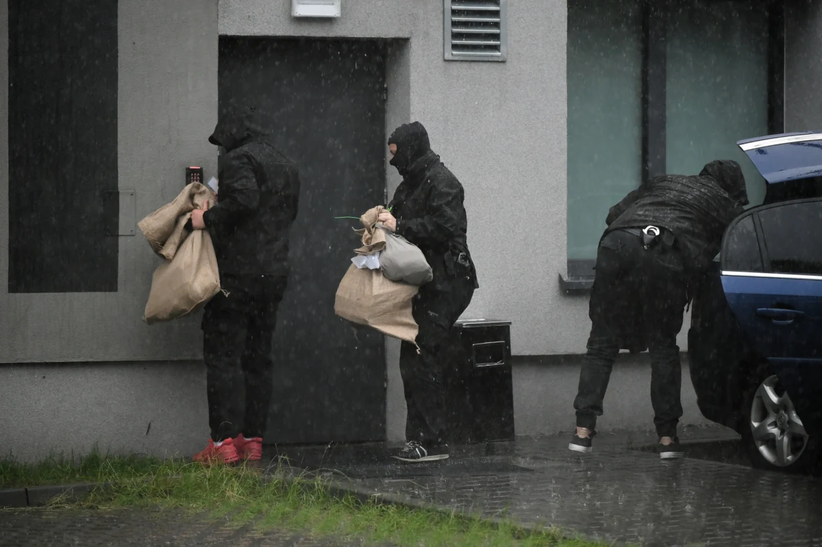 Zatrzymany wraz z b. ministrem Sławomirem Nowakiem Jacek P. zasiada we władzach kilku spółek. Jego firma realizowała szkolenia z zakresu karuzel finansowych i przestępczości podatkowej dla policji. "Jest świetnym fachowcem z zakresu prawa podatkowego i księgowości" - mówi jeden z jego współpracowników.