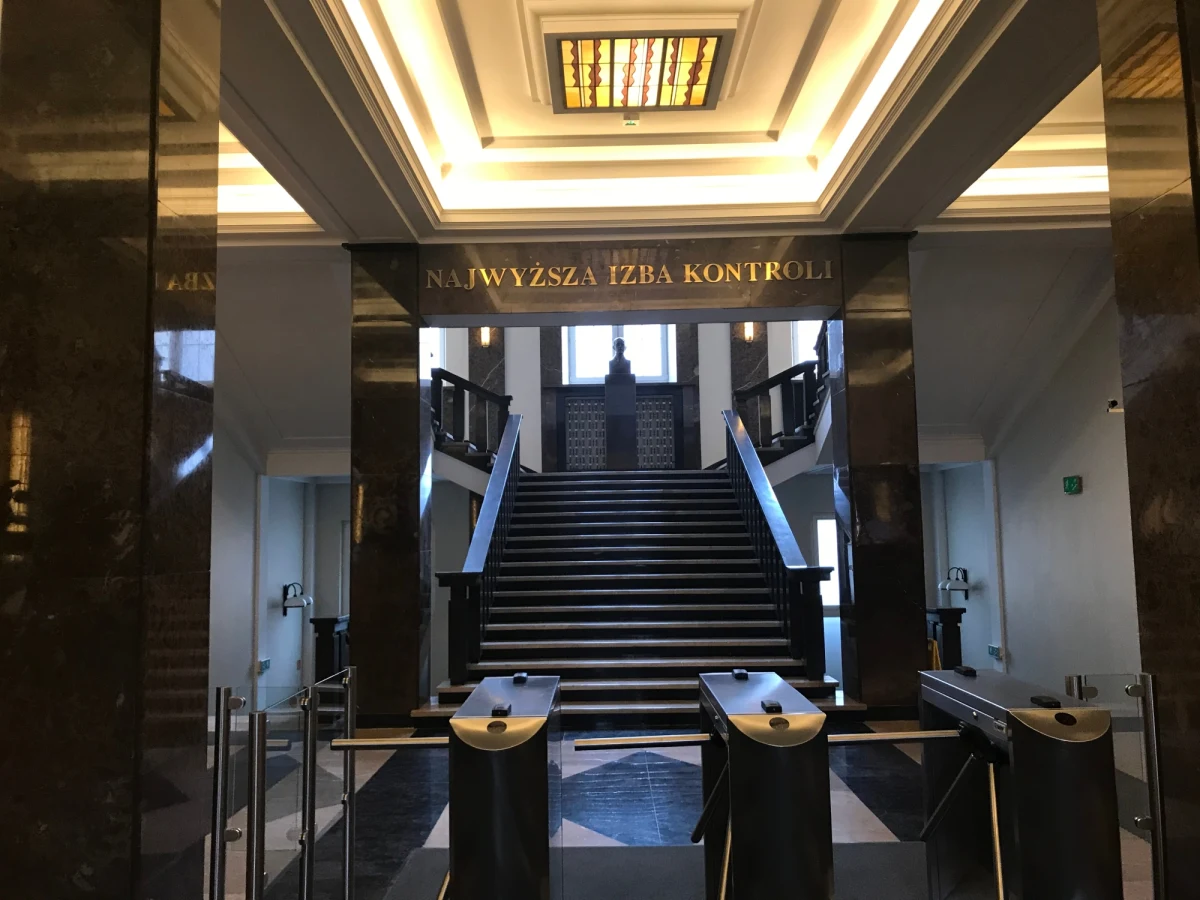 Jakub Banaś, syn kierującego Najwyższą Izbą Kontroli Mariana Banasia, jest częstym gościem w budynku przy ulicy Filtrowej w Warszawie – pisze w środę "Dziennik Gazeta Prawna", powołując się na swoich informatorów. Według nich, może on mieć wpływ na funkcjonowanie instytucji.