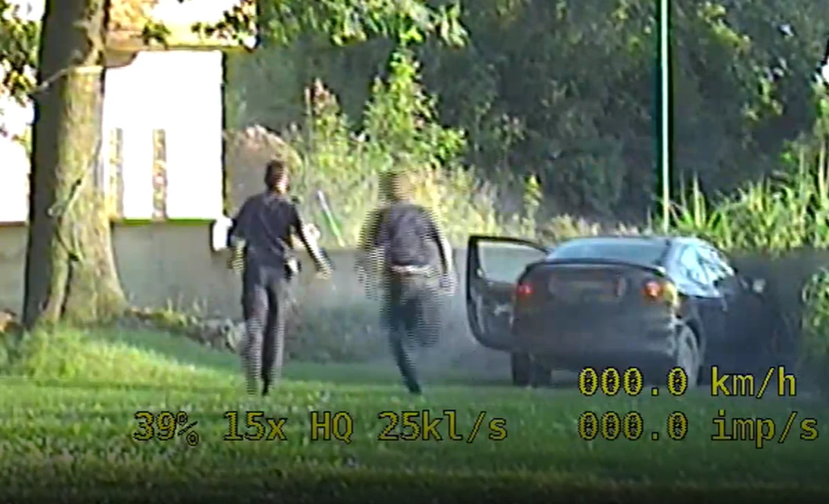 Nie zatrzymał się do kontroli, nie miał uprawnień do kierowania pojazdami, samochód nie był ubezpieczony, nie miał tablic rejestracyjnych, a także był niesprawny technicznie. Lista przewinień jest długa. Chodzi o kierowcę z Ząbkowic Śląskich, który podczas ucieczki przed radiowozem uderzył w mur prywatnej posesji.