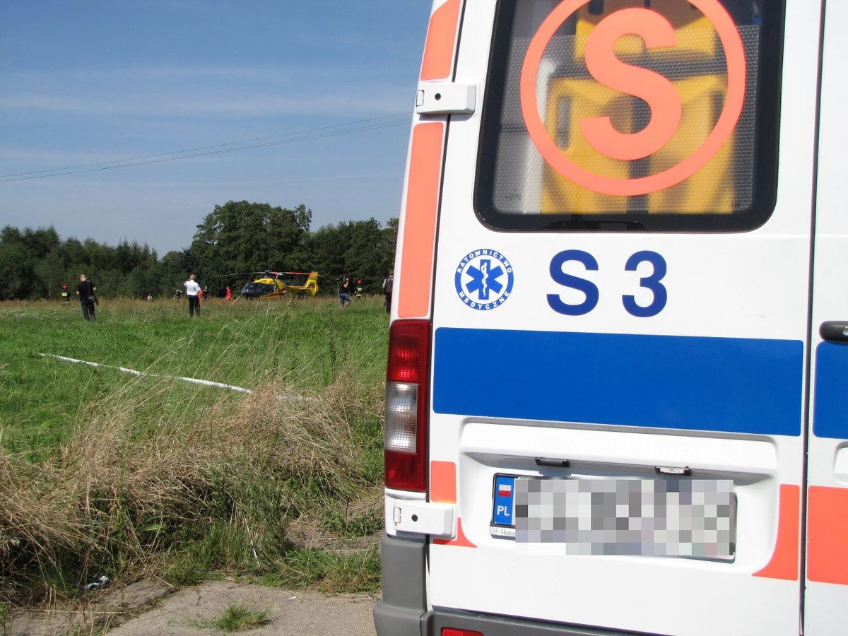 Auto osobowe zderzyło się z busem w miejscowości Radomno w województwie warmińsko-mazurskim. Cztery osoby poszkodowane.