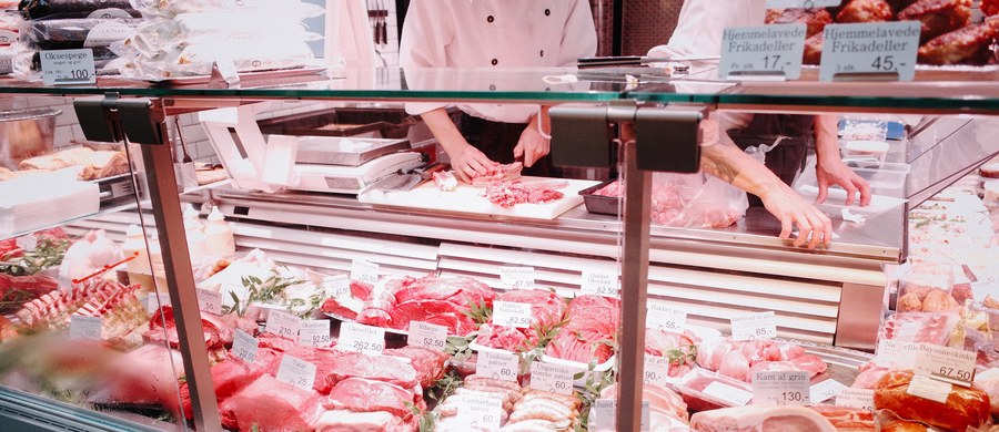 Sprytny trik handlowców sprawia, że mięso w sklepowych lodówkach prezentuje się wyjątkowo apetycznie i świeżo - efekt ten uzyskuje się dzięki odpowiedniemu oświetleniu. Często stosowane są też inne zabiegi mające oszukać czujność konsumenta. Jak nie dać się nabrać?