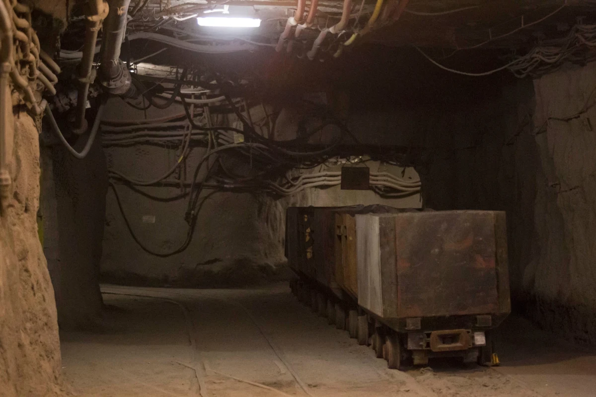 8 górników rannych w wyniku wstrząsu w kopalni miedzi Polkowice-Sieroszowice na Dolnym Śląsku. Okoliczności wypadku wyjaśnia specjalnie powołana komisja. 