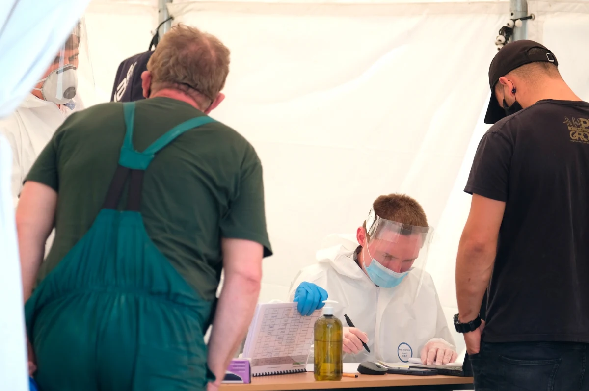 Od rana trwają testy na obecność koronawirusa wśród górników z prywatnej kopalni Silesia w Czechowicach-Dziedzicach. Wymazy zostaną pobrane od 300 pracowników. Taka decyzja zapadła po gwałtownym wzroście liczby zakażonych w tym zakładzie – pod koniec czerwca było zaledwie kilka przypadków, teraz jest ponad 80. 