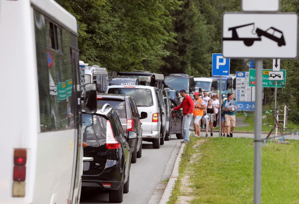 W środę na najpopularniejszym szlaku w Tatrach – w kierunku Morskiego Oka, panuje bardzo duży ruch turystyczny. Już we wtorek były zarezerwowane wszystkie miejsca parkingowe przy szlaku. Mimo to turyści swoimi samochodami usiłują się dostać jak najbliżej wejścia do parku.