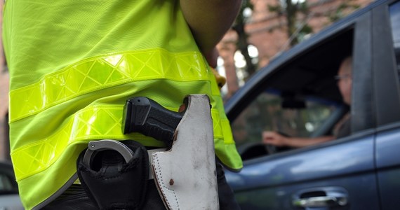 Wydalenie ze służby grozi policjantowi Komendy Powiatowej w Wadowicach w woj. małopolskim, który będąc pod wpływem alkoholu użył broni służbowej w trakcie pościgu za podejrzanymi. Na razie funkcjonariusz został zawieszony. 