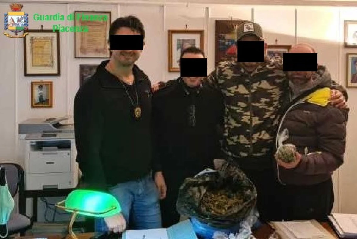 Tortury, wymuszenia, handel narkotykami, oszustwa - takie zarzuty postawiono w środę siedmiu karabinierom z posterunku w mieście Piacenza na północy Włoch. Wszyscy zostali aresztowani, a posterunek - po raz pierwszy w historii kraju - skonfiskowano.