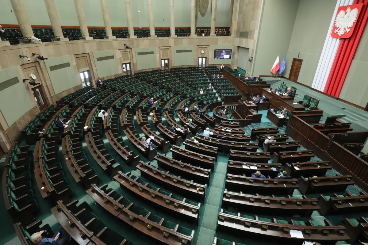 Projekt ustawy o funkcjonowaniu ochrony zdrowia w związku z epidemią ma zapewnić efektywne działanie systemu – zapewniali w czasie drugiego czytania projektu przedstawiciele PiS. Opozycja wskazywała, że ten projekt to jawna próba usankcjonowania bezprawia, a zapis dotyczący wyborów to skandal. Dyskusja nad poprawkami do ustawy odbyła się przy niedużym udziale posłów na sali. 