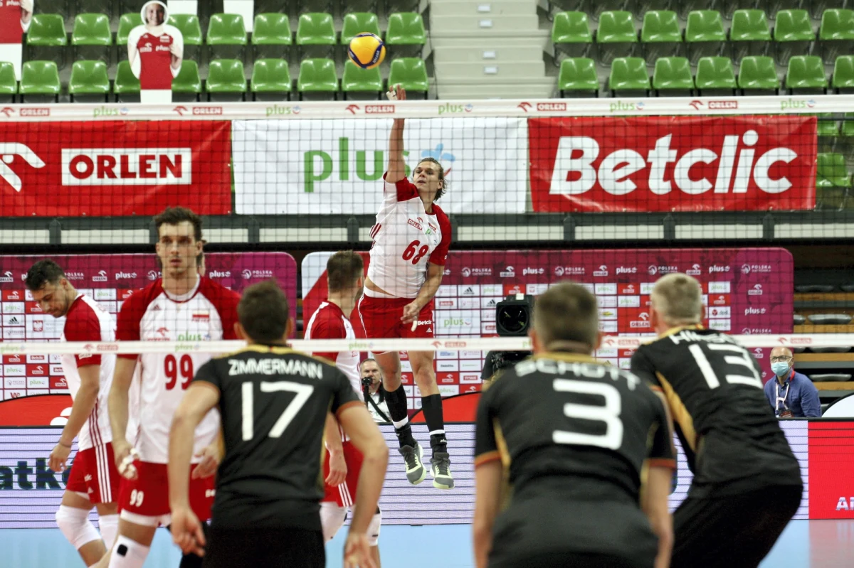 Polscy siatkarze pokonali Niemców 3:2 (18:25, 23:25, 25:17, 25:22, 15:10) w towarzyskim pojedynku w Zielonej Górze. Biało-czerwoni wrócili do reprezentacyjnej rywalizacji - na razie jedynie sparingowej - po niemal 300 dniach przerwy.