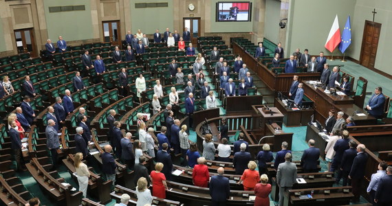 Przy Wiejskiej luzują obostrzenia. Zaprzysiężenie prezydenta Andrzeja Dudy odbędzie się w Sejmie bez limitu na sali plenarnej - informuje "Rzeczpospolita".