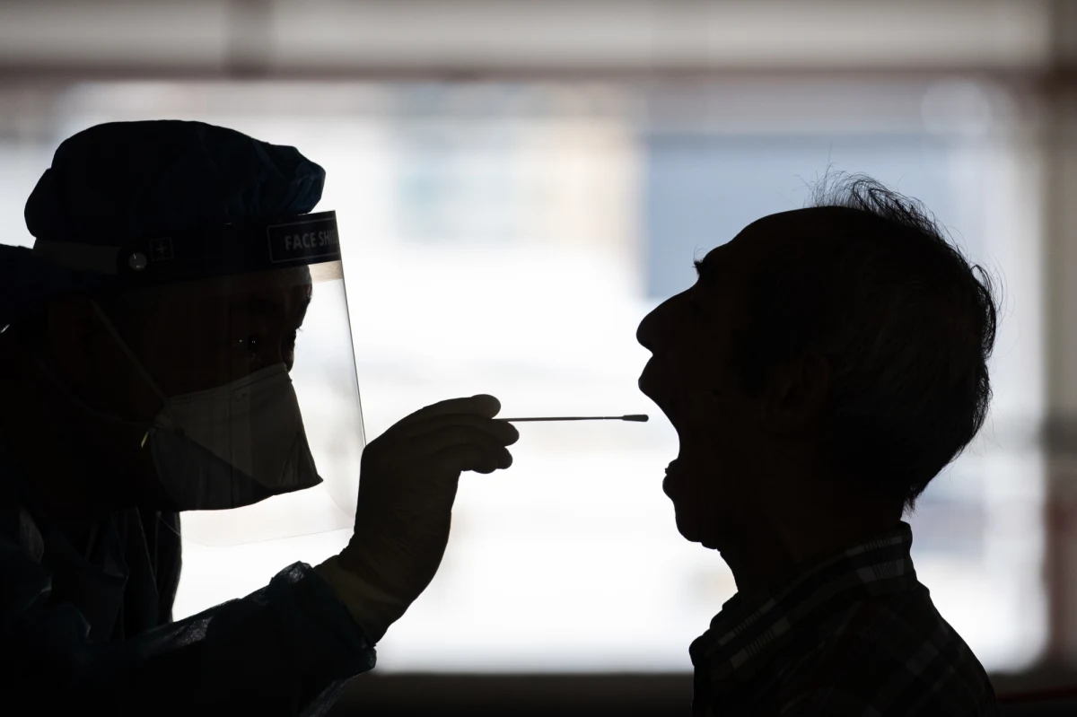 Naukowcy stworzyli w laboratorium wirusa, który infekuje komórki i oddziałuje z przeciwciałami, podobnie jak SARS-CoV-2, ale nie ma zdolności wywoływania poważnych chorób. Ten łagodniejszy wirus ma umożliwić większej liczbie naukowców walkę z pandemią.