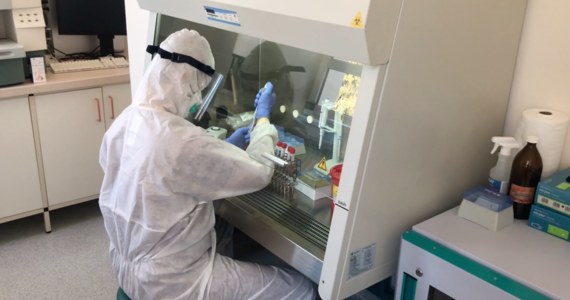 Wrocławska firma SensDX wprowadza na rynek test na COVID-19, który daje wynik badania w sześć minut. Test wykrywa zakażenie koronawirusem również na bardzo wczesnym etapie infekcji, a jego skuteczności jest porównywalna do testów genetycznych RT-PCR.