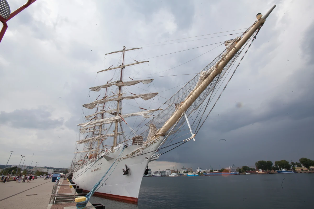W dniu śmierci praktykanta na Darze Młodzieży komendant tego słynnego żaglowca miał podjąć decyzję, że 19-latek ze Szczecina zejdzie na ląd – dowiedział się nieoficjalnie reporter RMF FM. Dziś przeprowadzona została sekcja zwłok praktykanta, który zmarł na morzu.