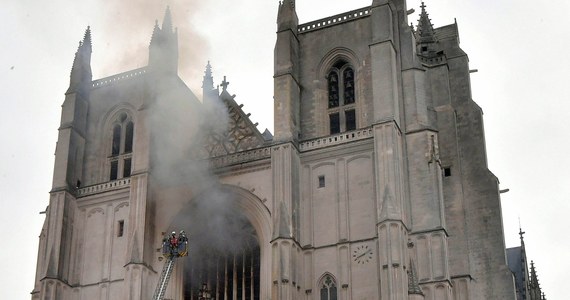 Zeznania nowego świadka potwierdzają hipotezę o podpaleniu katedry w Nantes przez nieznanego sprawcę. Mężczyzna mieszkający koło świątyni powiedział, że chwilę przed jej pożarem słyszał, jak ktoś grał na organach .  