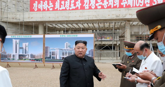 Przywódca Korei Północnej Kim Dzong Un złożył wizytę na powstającej fermie kurczaków. Przy okazji wyraził nadzieję, że będzie ona wzorem modernizacji przestarzałego przemysłu drobiarskiego w kraju – podała oficjalna północnokoreańska agencja prasowa KCNA.