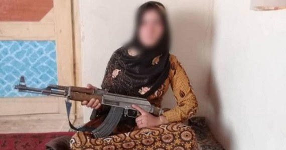 Afgańska nastolatka i jej młodszy brat zabili dwóch talibańskich bojowników, którzy zamordowani ich rodziców. Następnie dzieci uzbrojone w AK-47 odpierały atak na swój dom, aż do czasu przybycia sił rządowych. O dramatycznych wydarzenia w prowincji Ghor piszą CNN i BBC.