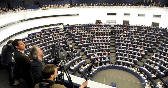 Parlament Europejski przyjął rezolucję, która wzywa do zwiększenia budżetu UE na lata 2021-2027 przyjętego przez unijnych przywódców na ostatnim szczycie. W dokumencie mowa jest też o zaostrzeniu przepisów w sprawie praworządności. 