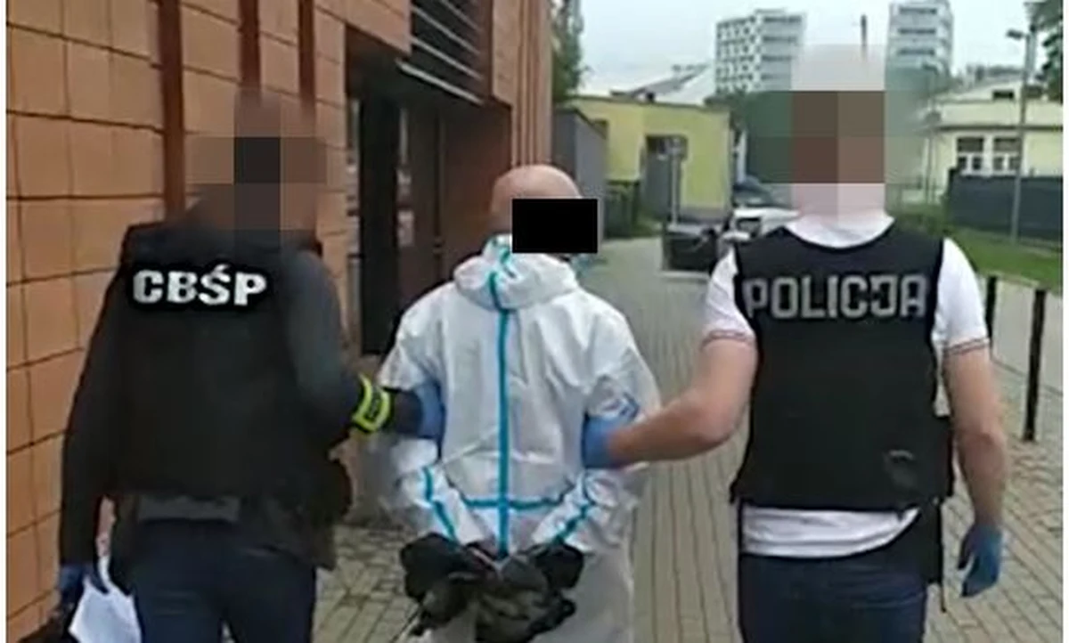 Policjanci Centralnego Biura Śledczego Policji wspólnie z Podkarpackim Biurem Inspekcji Wewnętrznej Ministerstwa Finansów zatrzymali cztery osoby podejrzane o udział w grupie zajmującej się wyłudzaniem podatku VAT w ramach handlu sprzętem elektronicznym - przekazał mł. asp. Paweł Żukiewicz z zespołu prasowego CBŚP.