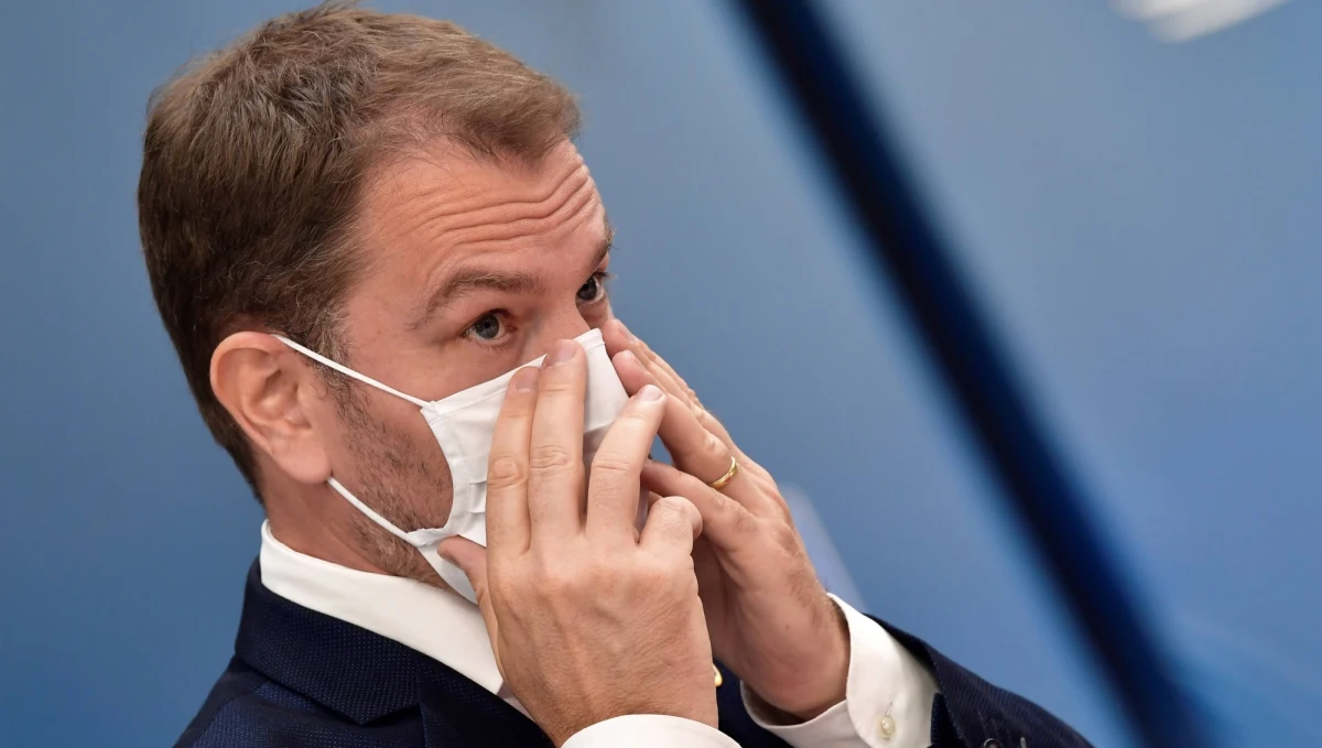 Słowackiej opozycji nie udało się odwołać premiera Igora Matovicza w związku z plagiatem pracy dyplomowej. W ostatecznym głosowaniu w piątek rano, po debacie, która z przerwami trwała prawie 18 godzin, Matovicza poparli posłowie czterech partii koalicyjnych.