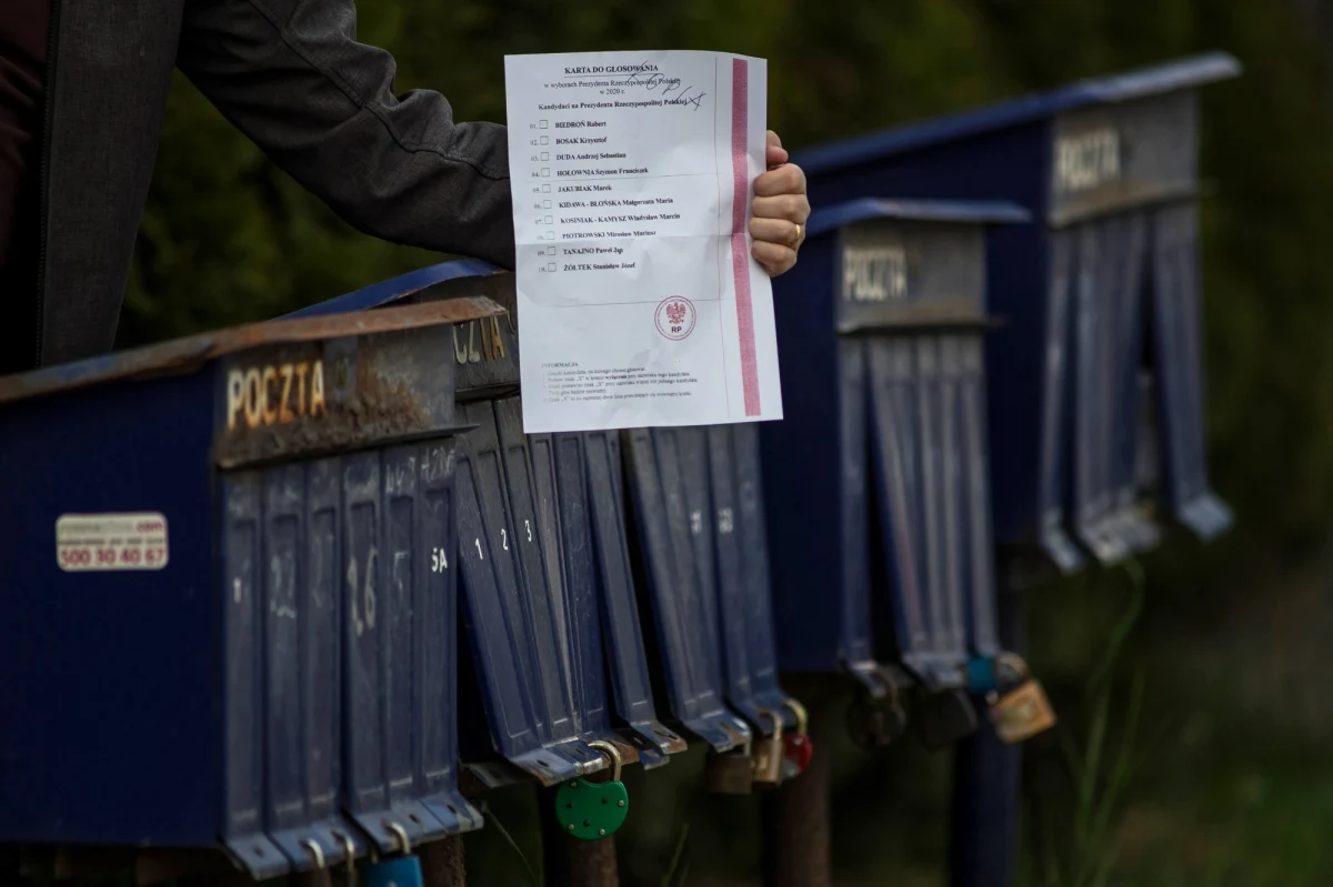 Krajowe Biuro Wyborcze będzie musiało pokryć koszty decyzji premiera Mateusza Morawieckiego, dotyczącej organizacji wyborów-widmo. Chodzi o pieniądze wydane na zorganizowanie wyborów korespondencyjnych 10 maja, które się nie odbyły. To ponad 70 milionów złotych wydane na polecenie premiera, gdy rząd za wszelką cenę chciał przeprowadzić wybory w pierwotnym terminie. Te koszty poniosły Poczta Polska i PWPW.