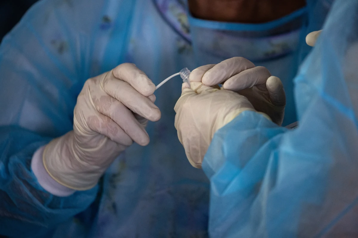 Największy dobowy wzrost zakażeń od 17 czerwca. W piątek Ministerstwo Zdrowia poinformowało o 458 nowych potwierdzonych przypadkach koronawirusa oraz śmierci 4 kolejnych osób. Aktualny bilans pandemii w Polsce to 42 038 zakażonych i 1 655 ofiar śmiertelnych. Dotychczas wyzdrowiało już 31 997 zakażonych pacjentów.