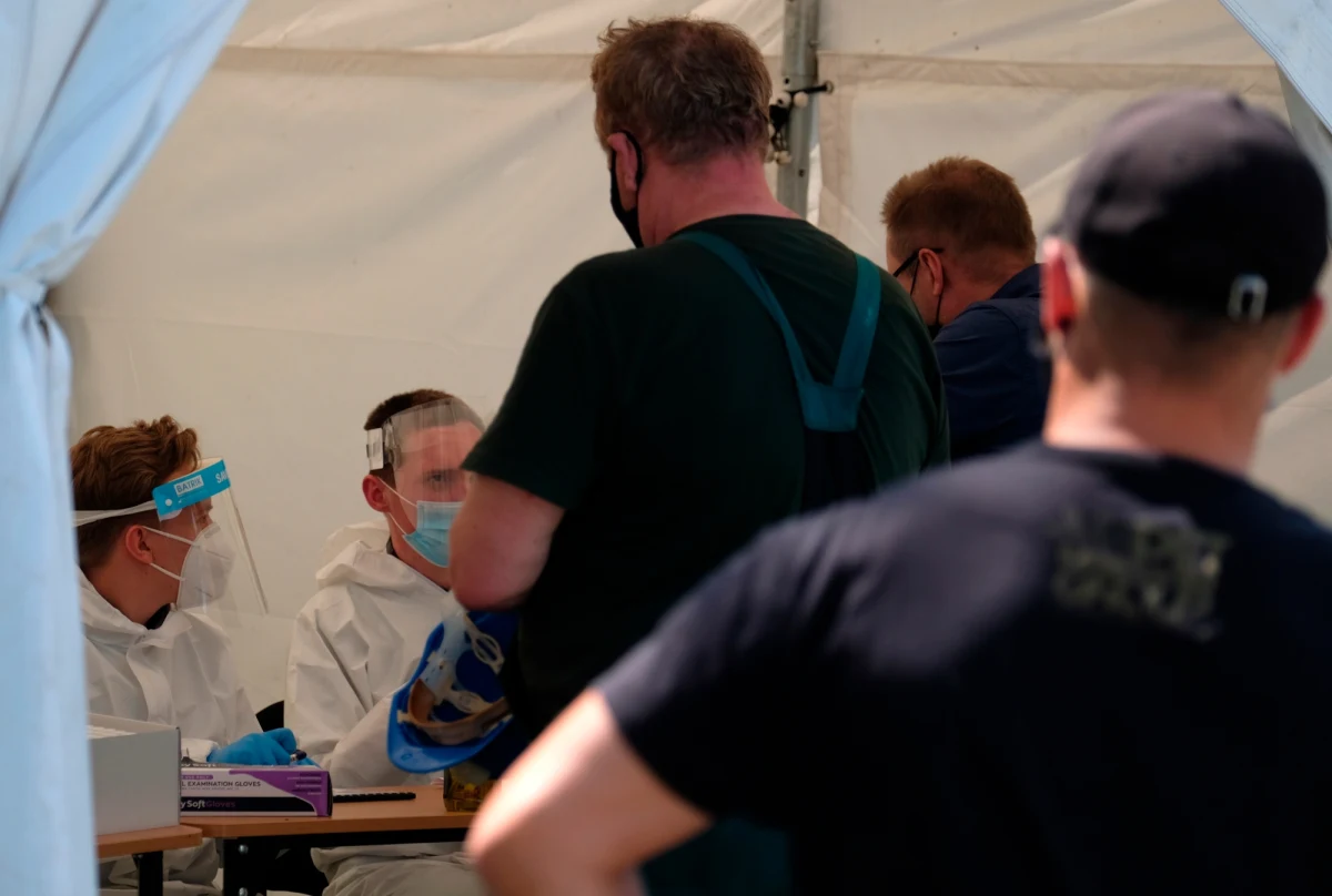 U 72 z 300 przebadanych przesiewowo górników z prywatnej kopalni Silesia w Czechowicach-Dziedzicach potwierdzono zakażanie koronawirusem. 32 nowe przypadki SARS-CoV-2 wykryto także wśród górników Polskiej Grupy Górniczej – badania przesiewowe trwają w piątek w dwóch kopalniach tej spółki.