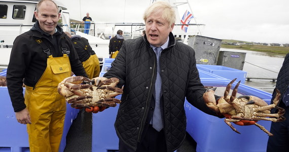 Podczas piątkowej wizyty w londyńskiej przychodni premier Wielkiej Brytanii Boris Johnson stwierdził, że przeciwnicy szczepionek są "szaleńcami". Ocenił, że zagrożenie związane z koronawirusem minie w połowie 2021 r.