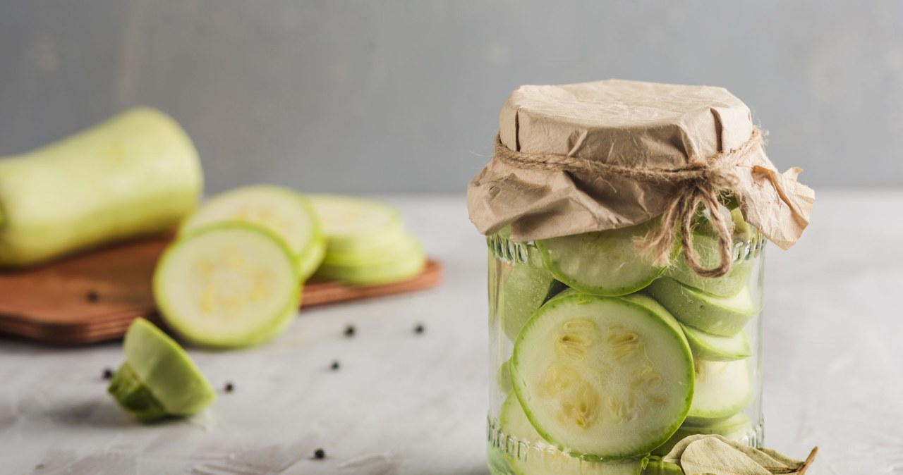 Smakuje lepiej niż kiszone ogórki. W tej zalewie to hit domowej spiżarni