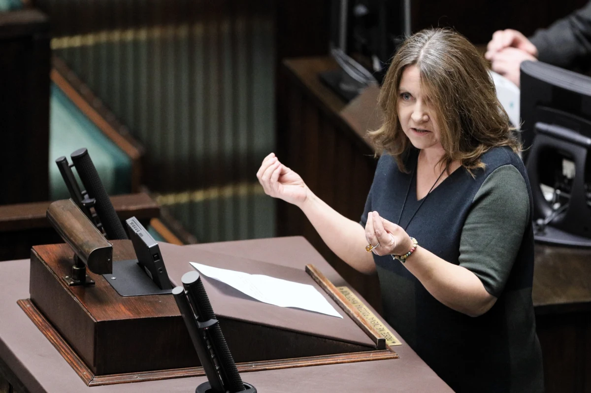 Sejmowa Komisja Kultury i Środków Przekazu odwołała posłankę PiS Joannę Lichocką z funkcji zastępcy przewodniczącego komisji. Wnioskowali o to posłowie opozycji, wskazując na głośne zachowanie Lichockiej z lutego, kiedy to po przegłosowaniu przez Sejm - wbrew opozycji - blisko 2 miliardów złotych dla mediów publicznych posłanka PiS wykonała w kierunku polityków opozycji obraźliwy gest. Na jej odwołaniu zaważyło… zachowanie posłów Prawa i Sprawiedliwości.