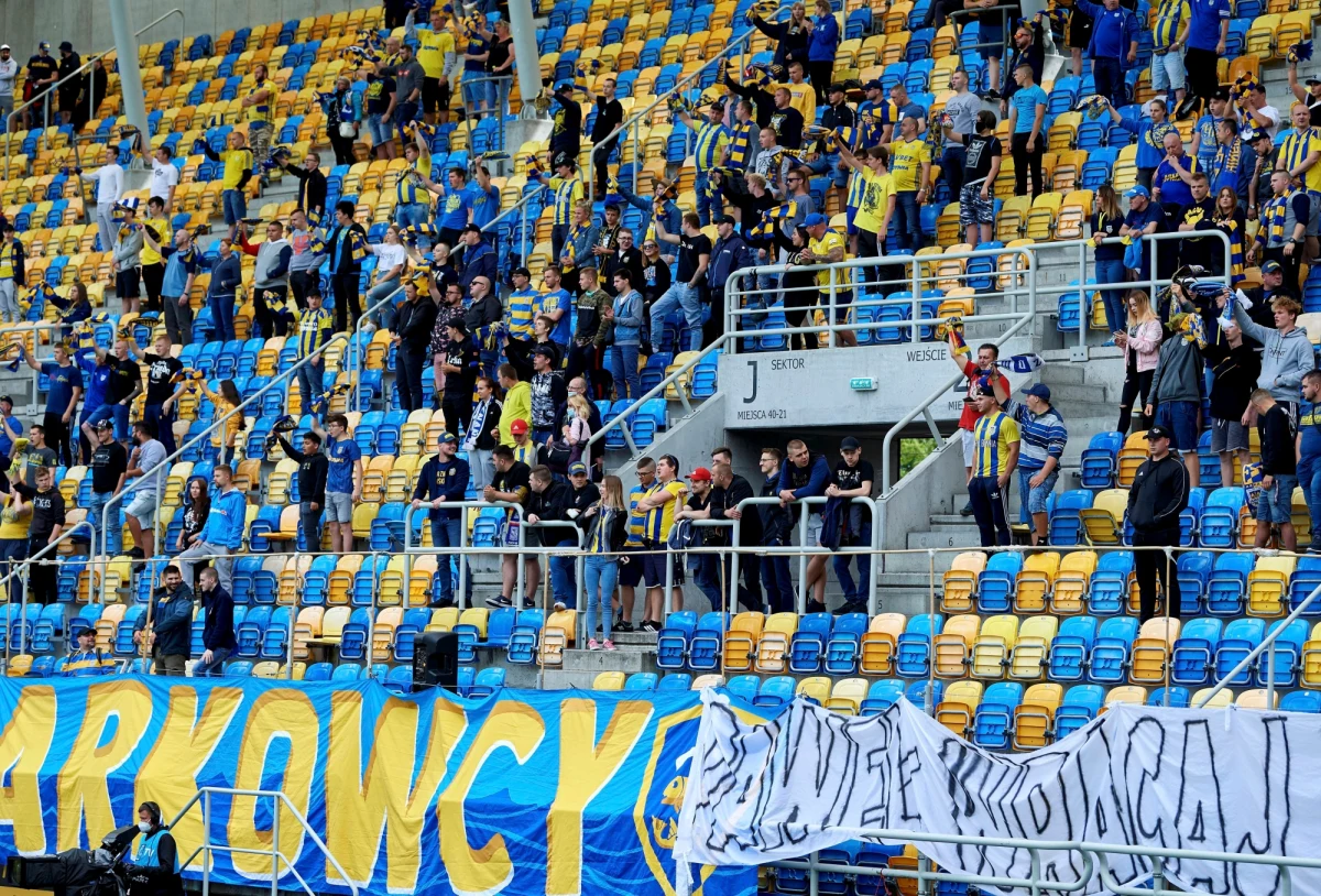 Rząd łagodzi koronawirusowe restrykcje. Od soboty 25 lipca m.in. zmniejsza się dystans, jaki musimy zachowywać w miejscach publicznych: z 2 do 1,5 metra przy utrzymaniu obowiązku zakrywania ust i nosa, na stadionowych trybunach zasiądzie większa liczba kibiców, a w kinach nie trzeba będzie siedzieć "w szachownicę".