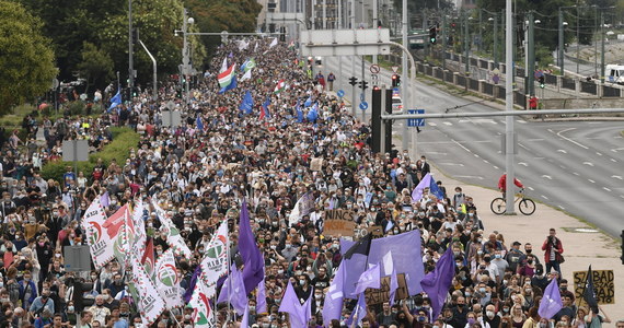 Kilka tysięcy osób wzięło w piątek udział w demonstracji na rzecz wolnej prasy na Węgrzech, zorganizowanej przez opozycyjny Ruch Momentum w Budapeszcie. Manifestacja zakończyła się przed siedzibą premiera Viktora Orbana w Budzie.