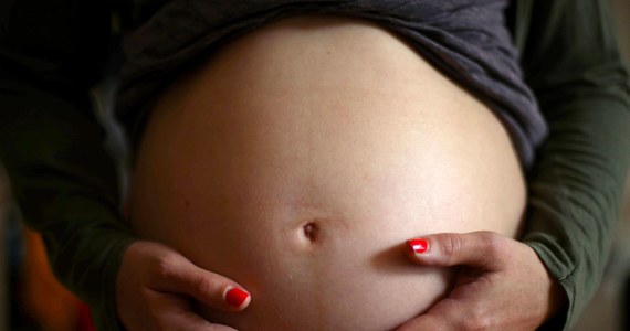 Kobiety w ciąży zakażone wirusem SARS-CoV-2 sporadycznie mają objawy COVID-19, takie jak gorączka czy kaszel. Bardzo rzadko dochodzi też do zakażenia płodu przez zainfekowaną koronawirusem matkę - wynika z badania naukowców Akademickiego Ośrodka Szpitalnego Północnej Lizbony (CHULN).