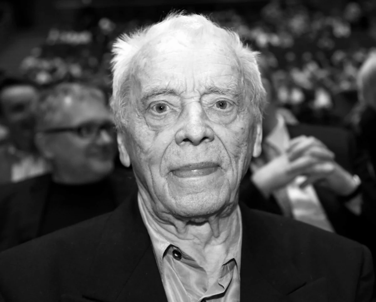 Dzień po 98. urodzinach, zmarł śpiewak (bas) Bernard Ładysz. Informację potwierdziło PAP Muzeum Powstania Warszawskiego. "Odeszła legenda polskiej sceny operowej, wybitny śpiewak, aktor i żołnierz, wielki polski patriota Bernard Ładysz. (... ) Trudno uwierzyć, że Go zabraknie. Na szczęście zostanie z nami Jego wspaniały głos, Jego wybitne kreacje, pamięć o Nim. Cześć Jego pamięci! Bliskim składam wyrazy współczucia" - napisał wicepremier Piotr Gliński na Twitterze.