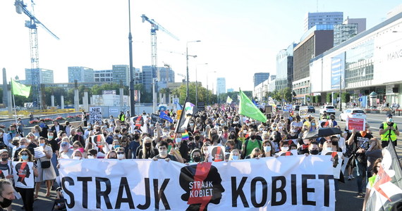 "Dotąd rząd nie podjął żadnych wiążących decyzji w sprawie wypowiedzenia konwencji stambulskiej" - zapewnia w RMF FM rzecznik rządu Piotr Müller. Zbigniew Ziobro zapowiedział jednak, że w poniedziałek złoży wniosek do ministerstwa rodziny o podjęcie prac nad jej wypowiedzeniem. Emocje wokół sprawy odżyły po wypowiedzi minister rodziny z ubiegłego tygodnia. Marlena Maląg w jednym z wywiadów przyznała, że rząd "przygotowuje się do wypowiedzenia konwencji antyprzemocowej". "Pani minister wyszła przed szereg, myślała, że przekaz Solidarnej Polski to przekaz całego rządu" - przyznają w nieoficjalnych rozmowach z naszym reporterem osoby zbliżone do premiera. Spór o wypowiedzenie konwencji antyprzemocowej to kolejna odsłona konfliktu między szefem Solidarnej Polski a premierem - ustalił Patryk Michalski. 