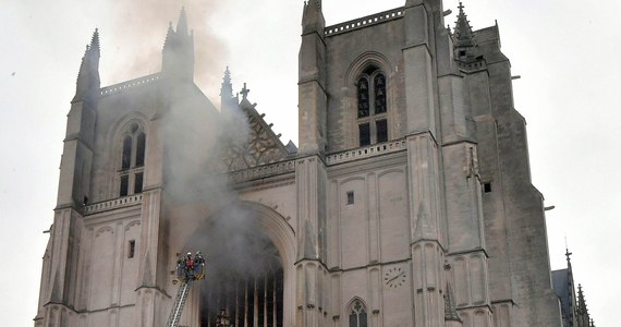 "Szok!", "Zaskoczenie!" - tak francuska prasa komentuje przyznanie się afrykańskiego imigranta do podpalenia katedry w Nantes we Francji. Usłyszał on zarzuty i został w nocy umieszczony w areszcie śledczym. Chodzi o 39-letniego Rwandyjczyka, który od pięciu lat pracował jako wolontariusz w diecezji, gdzie zapewniono mu dach nad głową i wyżywienie.