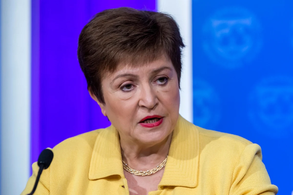 "Zostańcie na kursie" – tak szefowa Międzynarodowego Funduszu Walutowego Kristalina Georgiewa w rozmowie z RMF FM chwali polskie władze za walkę z gospodarczymi skutkami pandemii koronawirusa. "Nie wycofujcie wsparcia zbyt wcześnie! Pomyślcie, co będzie dalej, jak możecie rozdysponować pomoc finansową, tak by była zastrzykiem energii dla polskiej gospodarki, zwiększając konkurencyjność" - sugeruje. Jednocześnie ostrzega, że sytuacja na świecie jest bardzo poważna, a problem wcale nie zniknął. "Przed nami długa droga" – dodaje Georgiewa. 