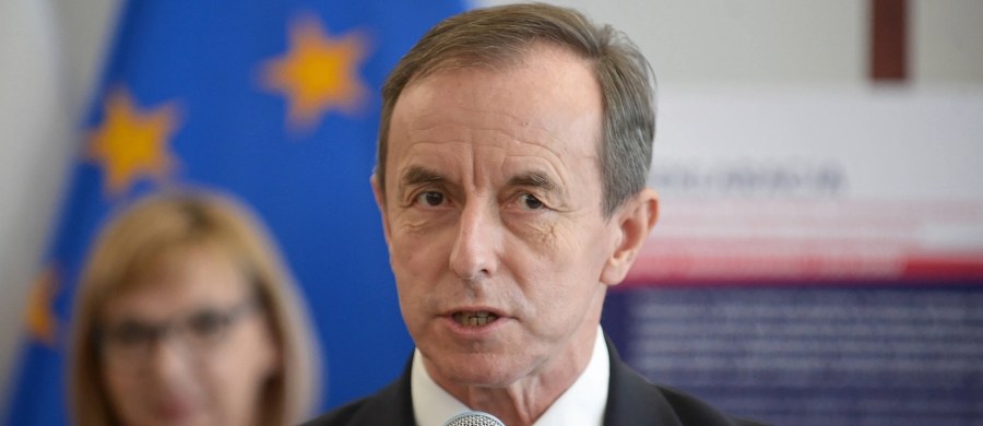 "Liczę, że w drugiej kadencji, gdy prezydent odpowiada tylko przed Bogiem, narodem i historią, i nie ma już takiego obowiązku wobec partii, która go wypromowała, będzie próbował przejść do historii jako osoba, która spróbuje odbudować narodową wspólnotę" - oświadczył w rozmowie z PAP marszałek Senatu Tomasz Grodzki. Jak ocenił, Andrzej Duda w czasie swojej drugiej kadencji "już nie będzie tak zależny od kaprysów swojego środowiska politycznego".