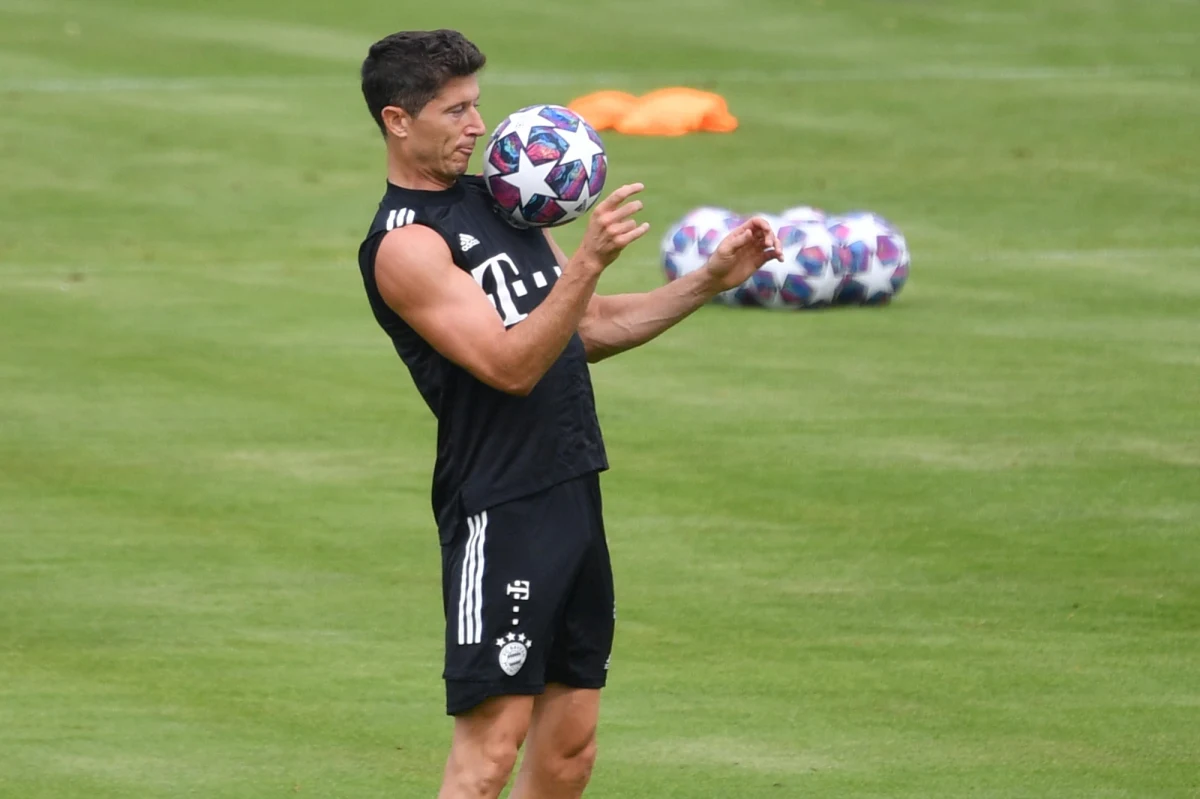 Ciro Immobile zagroził Robertowi Lewandowskiemu w wyścigu po Złotego Buta: nagrodę dla najlepszego strzelca lig europejskich. W niedzielnym pojedynku z Hellasem Verona napastnik Lazio Rzym popisał się hattrickiem, powiększając swój strzelecki dorobek w lidze do 34 goli. Tym samym dogonił Roberta Lewandowskiego na czele klasyfikacji Złotego Buta i ma spore szanse, by pozbawić Polaka nadziei na prestiżowe wyróżnienie.