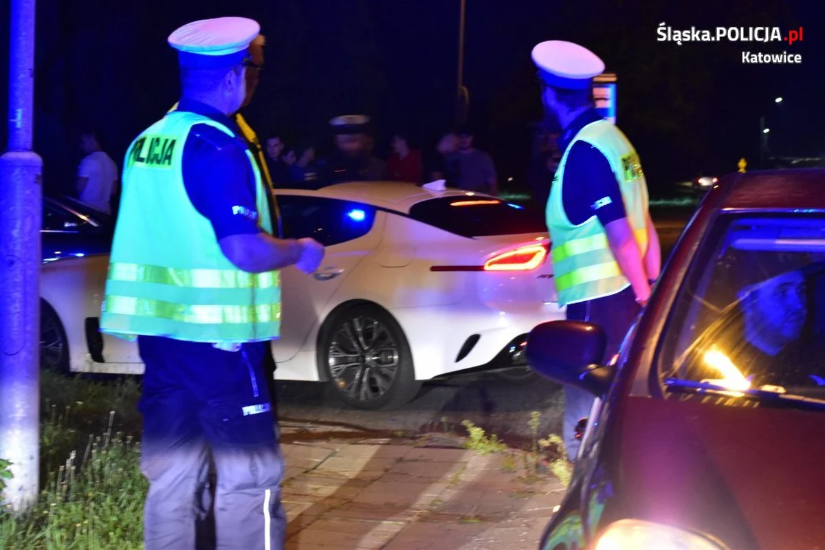 34 mandaty wystawiła policja kierowcom, którzy w sobotę w Katowicach próbowali zorganizować nielegalne wyścigi. Kierowcy zebrali się wieczorem na parkingu przy cmentarzu komunalnym przy ul. Murckowskiej. 