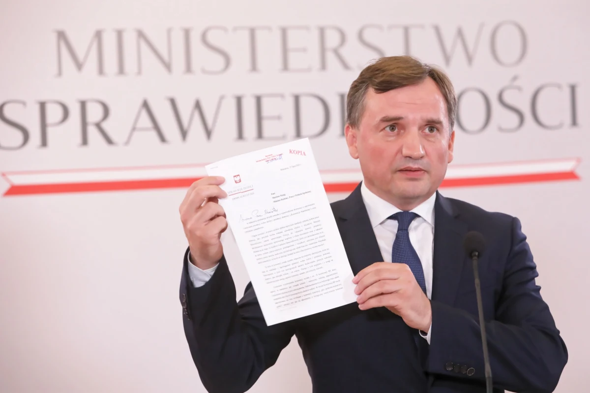 Zbigniew Ziobro złożył wniosek do minister rodziny o rozpoczęcie procedury wypowiedzenia konwencji stambulskiej zwanej antyprzemocową. Minister sprawiedliwości takie działanie zapowiedział podczas sobotniego briefingu. Ziobro twierdzi, że konwencja - poza przepisami chroniącymi przed przemocą - promuje podstępnie ideologię gender i zasady niezgodne z religią i kulturą. 