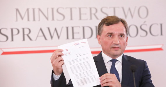 Zbigniew Ziobro złożył wniosek do minister rodziny o rozpoczęcie procedury wypowiedzenia konwencji stambulskiej zwanej antyprzemocową. Minister sprawiedliwości takie działanie zapowiedział podczas sobotniego briefingu. Ziobro twierdzi, że konwencja - poza przepisami chroniącymi przed przemocą - promuje podstępnie ideologię gender i zasady niezgodne z religią i kulturą. 