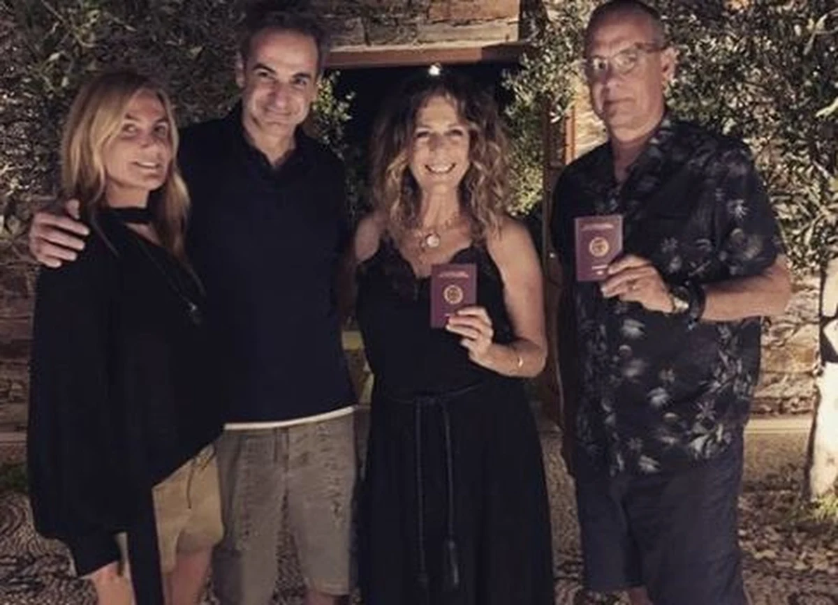 Aktorskie małżeństwo z Hollywood Tom Hanks i jego żona Rita Wilson zostali greckie paszporty. Nadano im obywatelstwo Grecji w podzięce za zwrócenie uwagi światowych mediów na tragiczną sytuację po pożarach w 2018 roku.